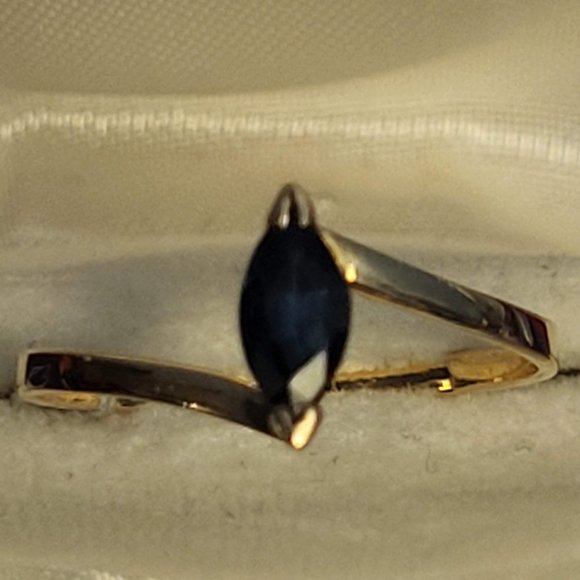 14K Gold Ring with gemstone ( saphire) - Picture 3 of 13